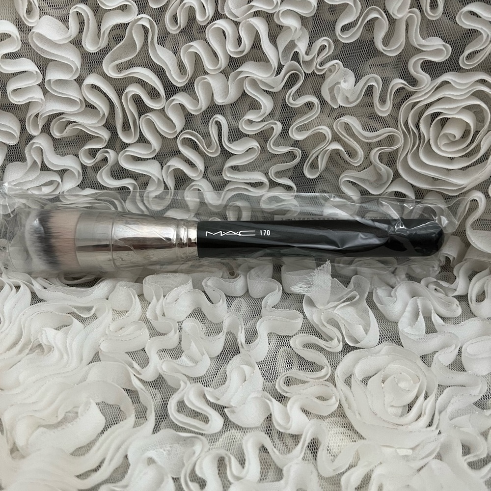 BNWT! MAC 170 SYNTHETIC ROUNDED SLANT BRUSH!